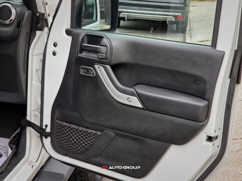 Used 2018 Jeep Wrangler Unlimited Sahara w/ Connectivity Group image 13