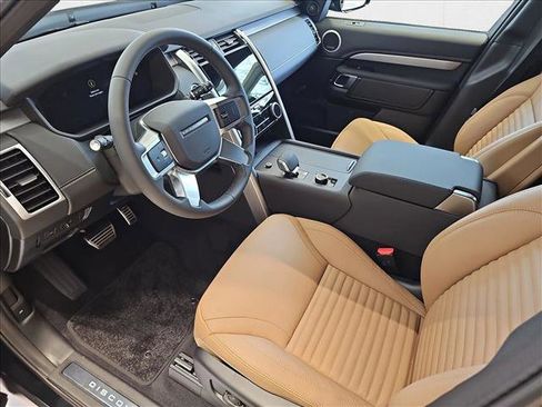 New 2025 Land Rover Discovery Dynamic SE image 17