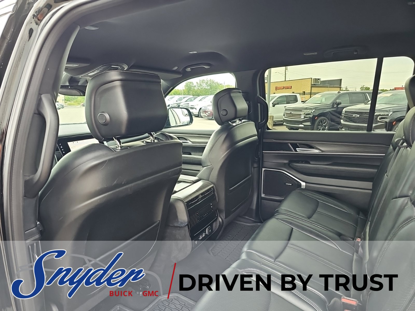 Used 2024 Jeep Wagoneer L Series II w/ Flexible Seating Group AWD/4WD image 23