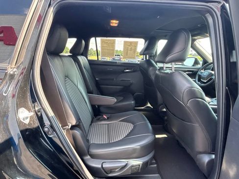 Used 2024 Toyota Highlander XSE FWD image 31