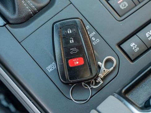 Used 2022 Toyota Highlander XLE image 51