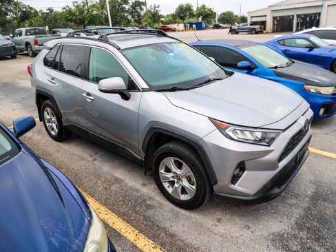 Used 2021 Toyota RAV4 XLE w/ Convenience Package FWD image 7