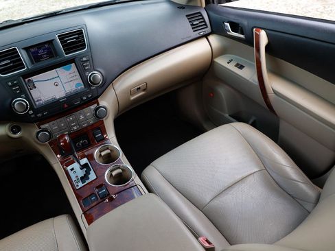 Used 2011 Toyota Highlander Limited w/ Tow Pkg FWD image 21