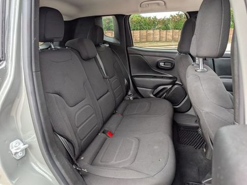 Used 2022 Jeep Renegade Latitude w/ Convenience Group AWD/4WD image 25