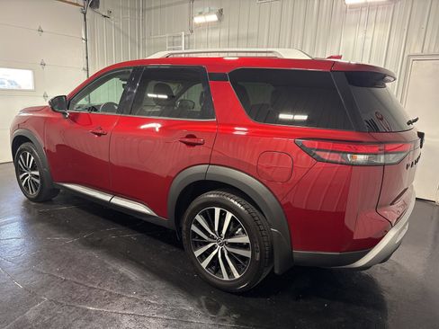 Used 2024 Nissan Pathfinder Platinum w/ Black Appearance Package AWD/4WD image 2