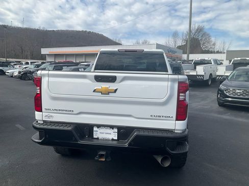 Used 2024 Chevrolet Silverado 2500 Custom w/ Custom Value Package image 6