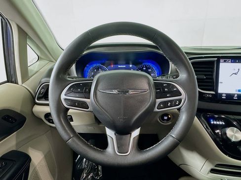 Used 2023 Chrysler Pacifica Touring-L FWD image 11