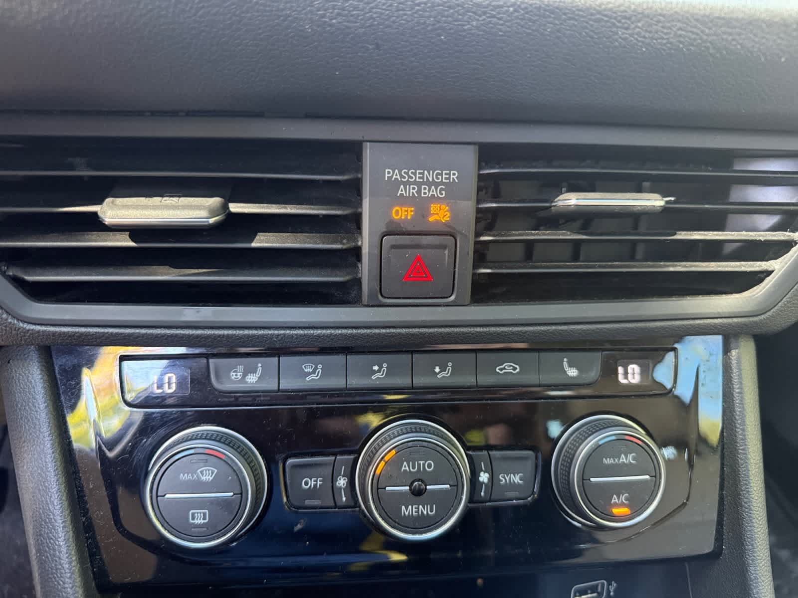 Used 2019 Volkswagen Jetta SE w/ Cold Weather Package FWD image 17