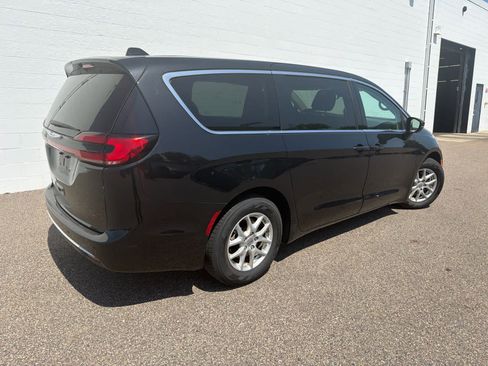 Used 2023 Chrysler Pacifica Touring-L FWD image 2