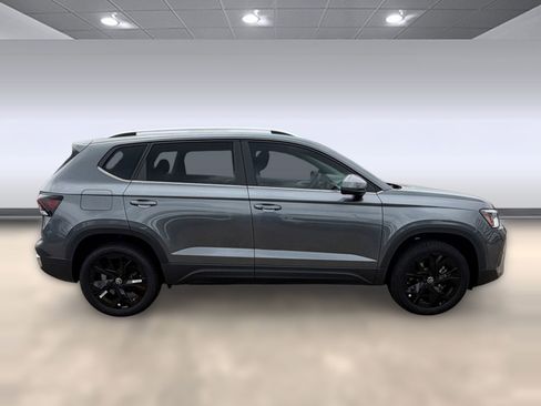 New 2026 Volkswagen Taos SE FWD image 8