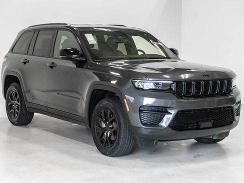 Used 2024 Jeep Grand Cherokee Altitude AWD/4WD image 6