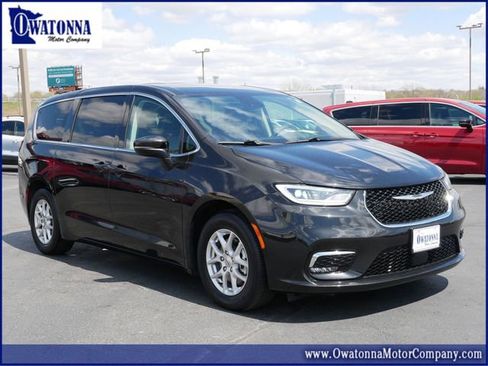 Used 2023 Chrysler Pacifica Touring-L FWD image 1