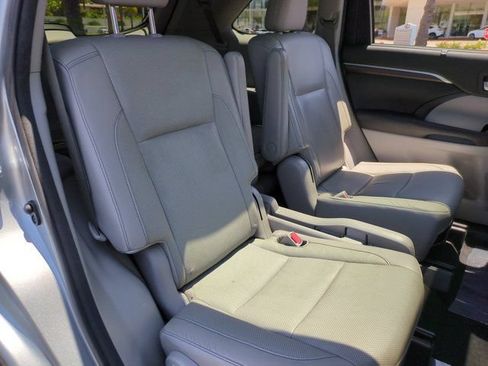 Used 2016 Toyota Highlander Limited Platinum FWD image 31