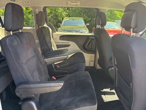 Used 2019 Dodge Grand Caravan SE FWD image 16