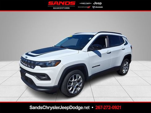 Used 2022 Jeep Compass Latitude w/ Sun and Sound Group AWD/4WD image 1