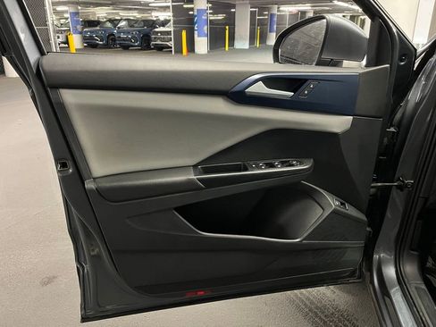 Used 2023 Volkswagen Taos SE w/ Panoramic Sunroof Package AWD/4WD image 19