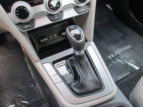 Used 2019 Hyundai Elantra SE image 15