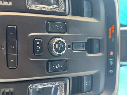 Used 2022 GMC Yukon XL SLT w/ SLT Premium Package AWD/4WD image 17
