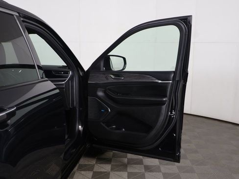 Used 2023 Jeep Grand Cherokee Overland w/ Advanced Protech Group III image 26