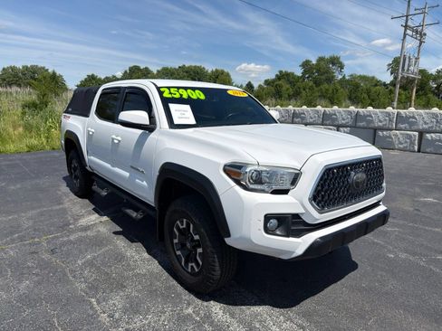 Used 2018 Toyota Tacoma TRD Off-Road AWD/4WD image 9