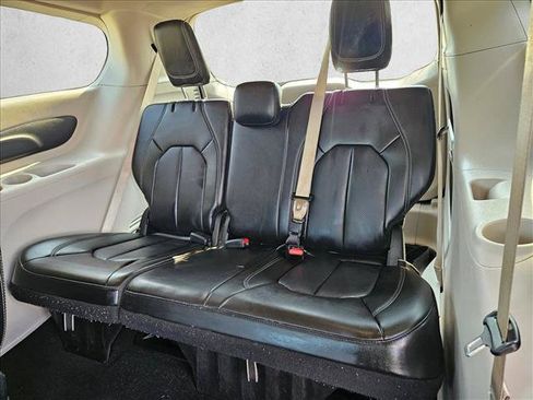 Used 2023 Chrysler Pacifica Touring-L FWD image 18