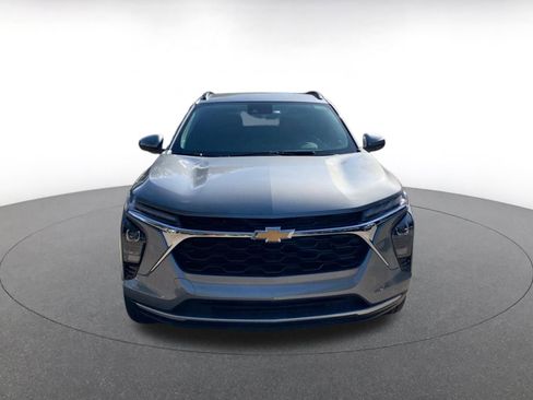 Used 2025 Chevrolet Trax LT w/ LT Convenience Package image 2