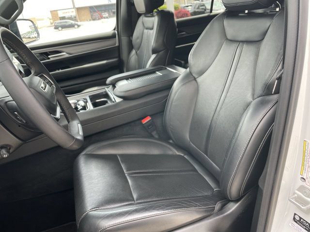 Used 2025 Jeep Wagoneer 4WD image 11