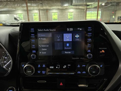 Used 2022 Toyota Highlander XLE AWD/4WD image 21