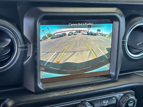 Used 2022 Jeep Wrangler Unlimited Sahara w/ LED Lighting Group AWD/4WD image 19