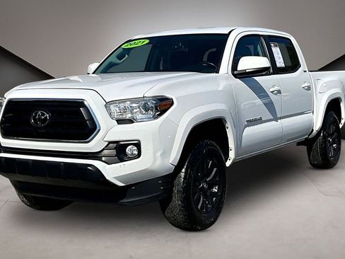 Used 2021 Toyota Tacoma SR5 AWD/4WD image 3