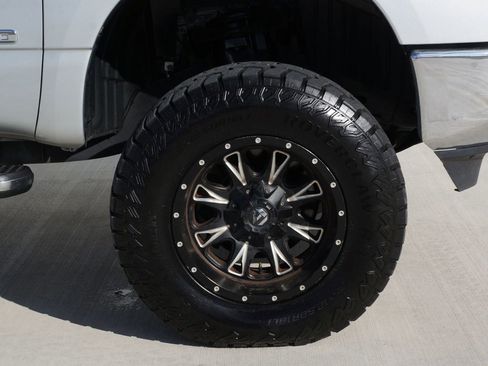 Used 2018 Nissan Titan SV w/ SV Convenience Package image 24