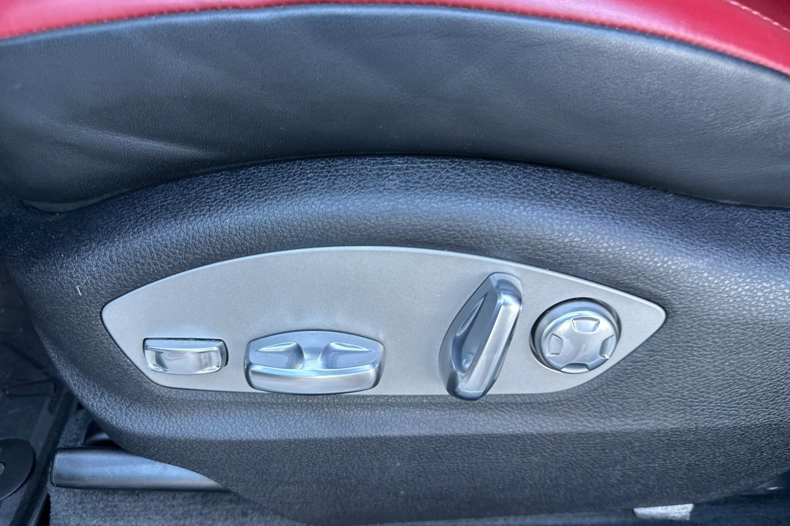 Used 2024 Porsche Macan AWD/4WD image 12