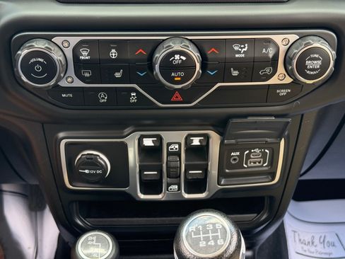 Used 2018 Jeep Wrangler Unlimited Sahara w/ Uconnect 4C Nav & Sound Group AWD/4WD image 17