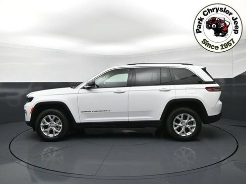 Used 2024 Jeep Grand Cherokee Limited AWD/4WD image 3
