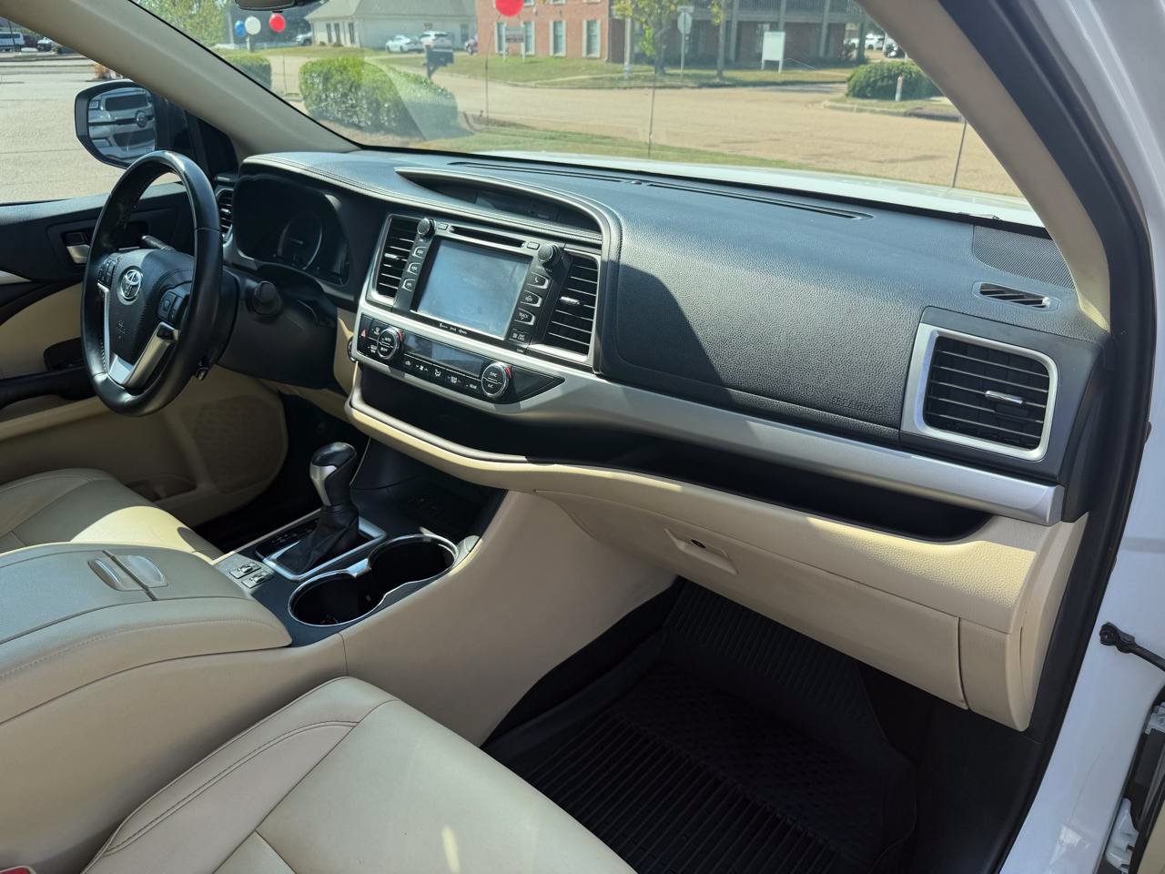 Used 2019 Toyota Highlander XLE FWD image 16