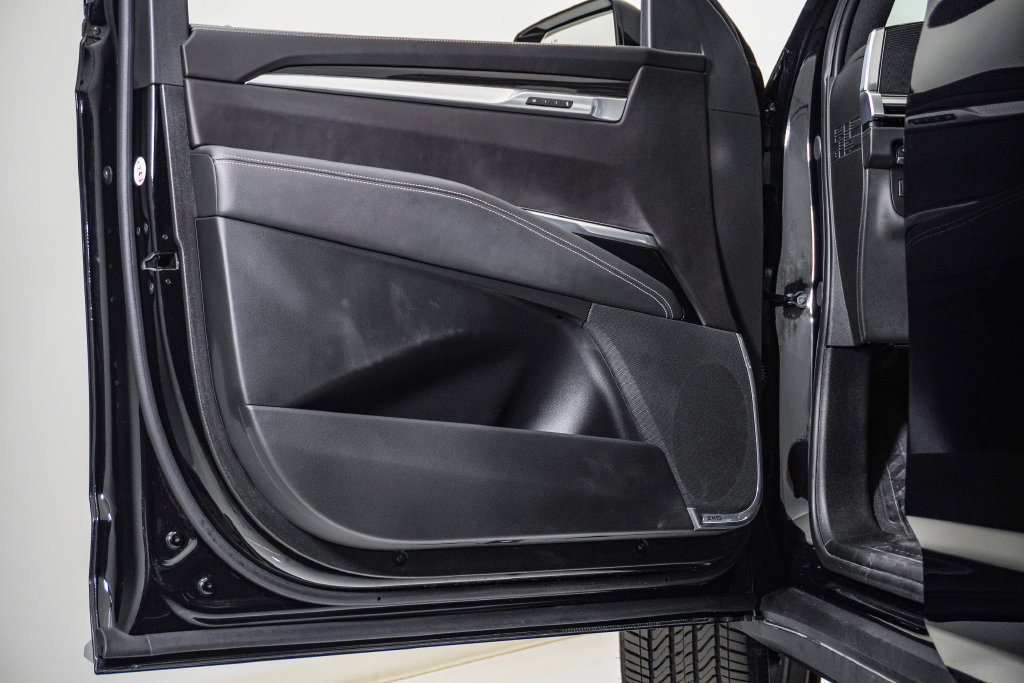 Used 2026 Cadillac Escalade ESV Luxury w/ LPO, Floor Liner Package AWD/4WD image 30