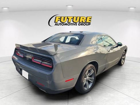 Used 2019 Dodge Challenger SXT RWD image 3