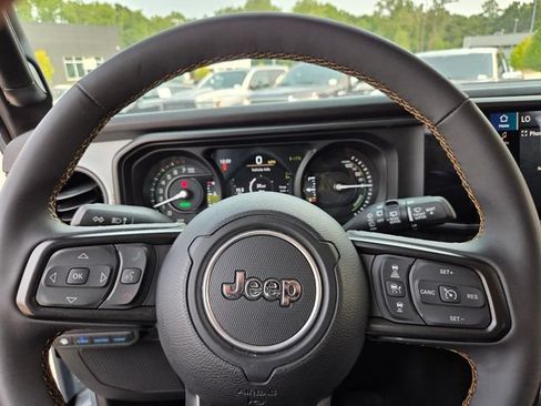 Used 2024 Jeep Wrangler Unlimited AWD/4WD image 23