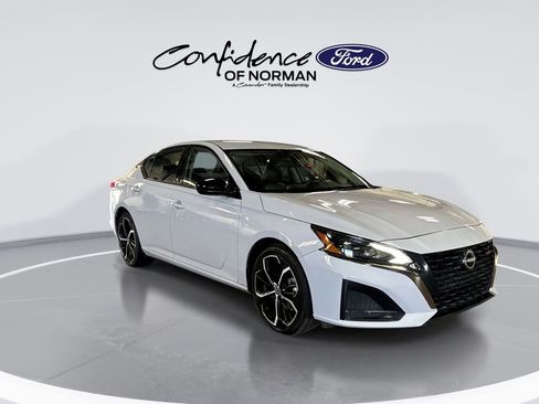 Used 2024 Nissan Altima 2.5 SR FWD image 11