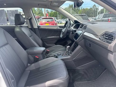 Used 2023 Volkswagen Tiguan SE w/ Panoramic Sunroof Package AWD/4WD image 9