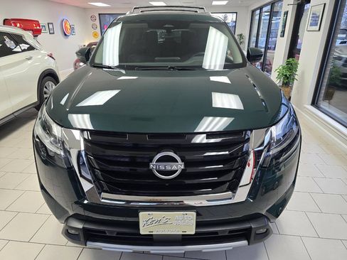 Used 2023 Nissan Pathfinder SL AWD/4WD image 2