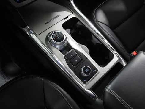 Used 2022 Ford Explorer XLT w/ Equipment Group 202A image 16