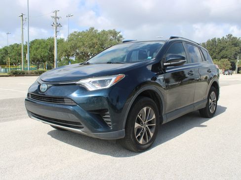 Used 2018 Toyota RAV4 LE AWD/4WD image 2
