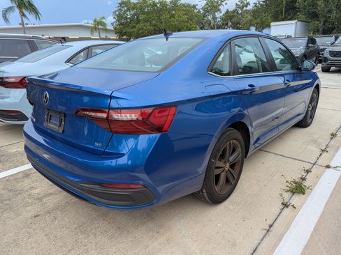 Used 2023 Volkswagen Jetta SE w/ Panoramic Sunroof Package FWD image 5