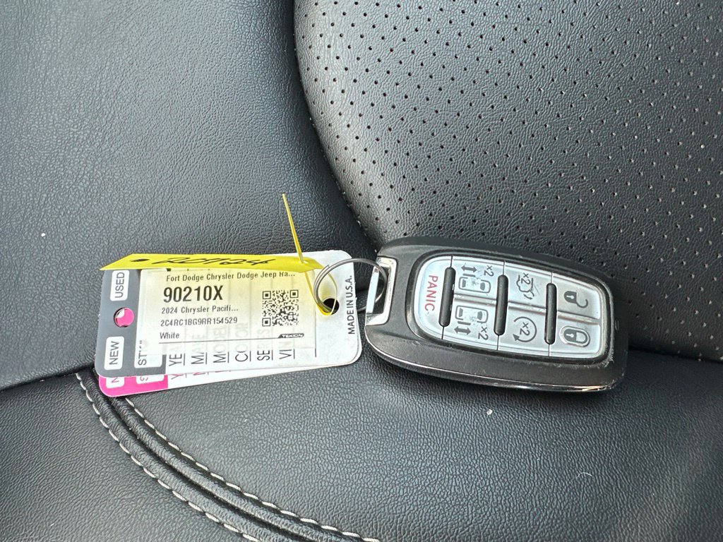 Used 2024 Chrysler Pacifica Touring-L FWD image 39