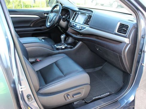 Used 2019 Toyota Highlander XLE FWD image 6