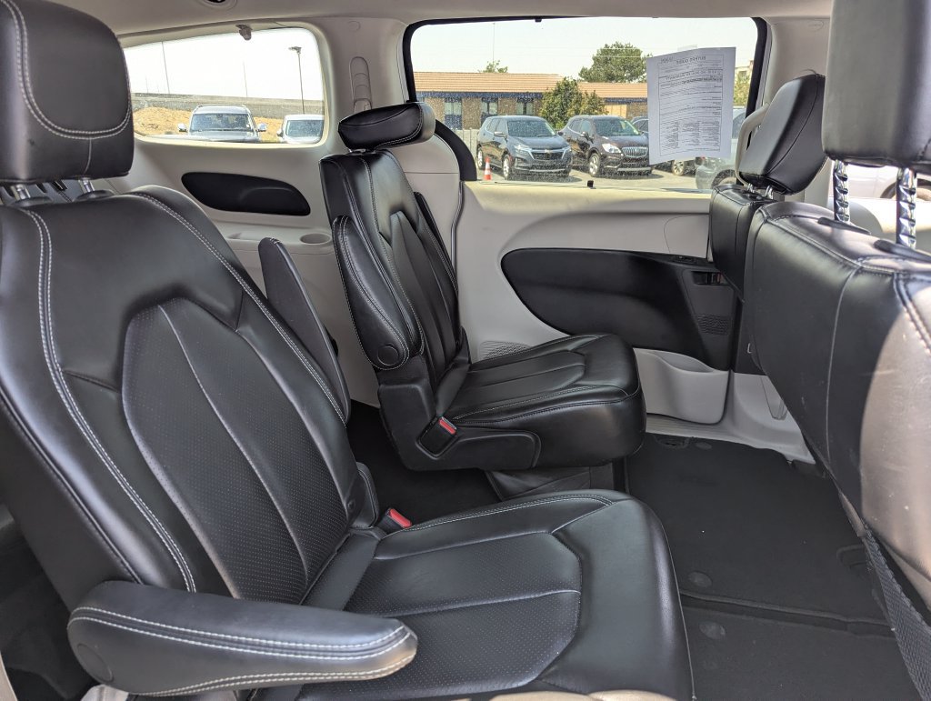 Used 2023 Chrysler Pacifica Touring-L FWD image 33
