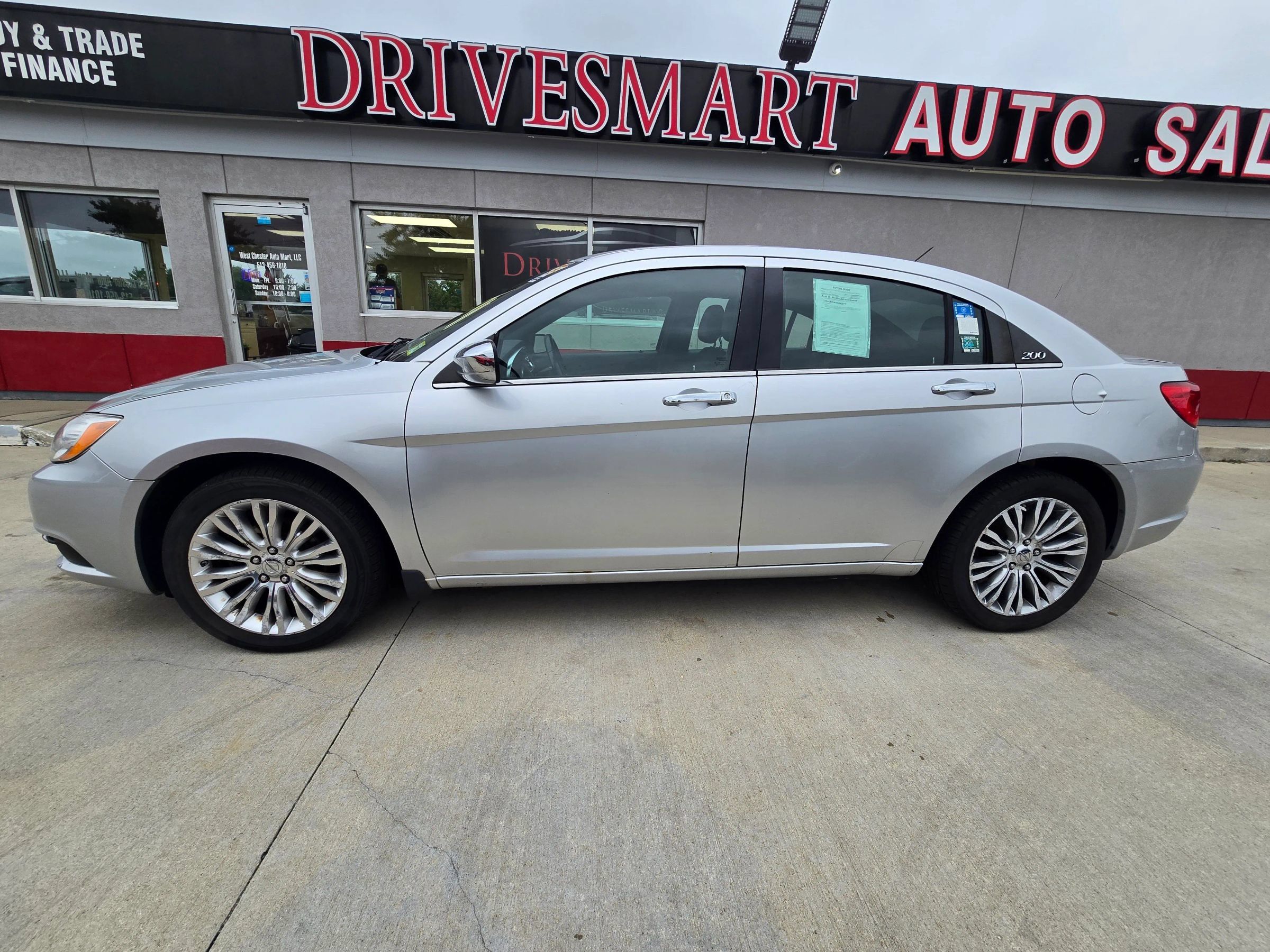 Used 2011 Chrysler 200 Limited FWD image 2