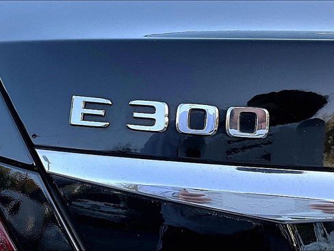 Used 2017 Mercedes-Benz E 300 4d Sedan E300 Luxury image 29
