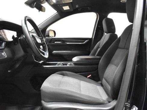 Used 2025 GMC Acadia Elevation image 3